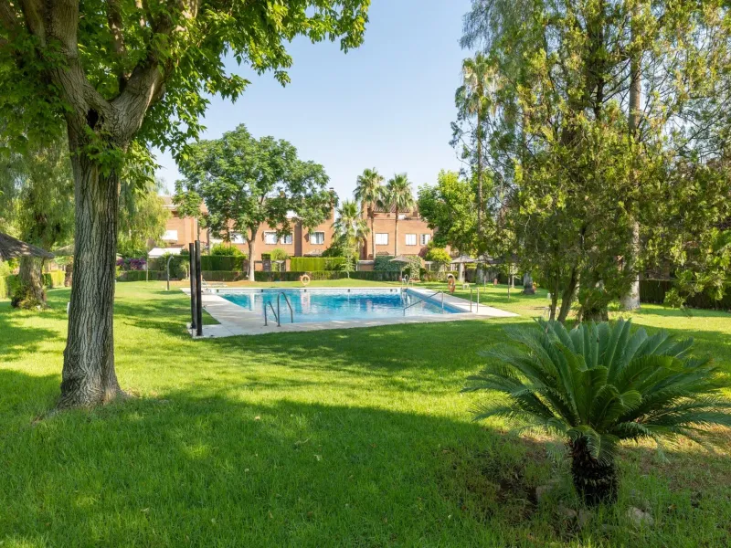 CHALET ADOSADO EN ZONA LA CALETA