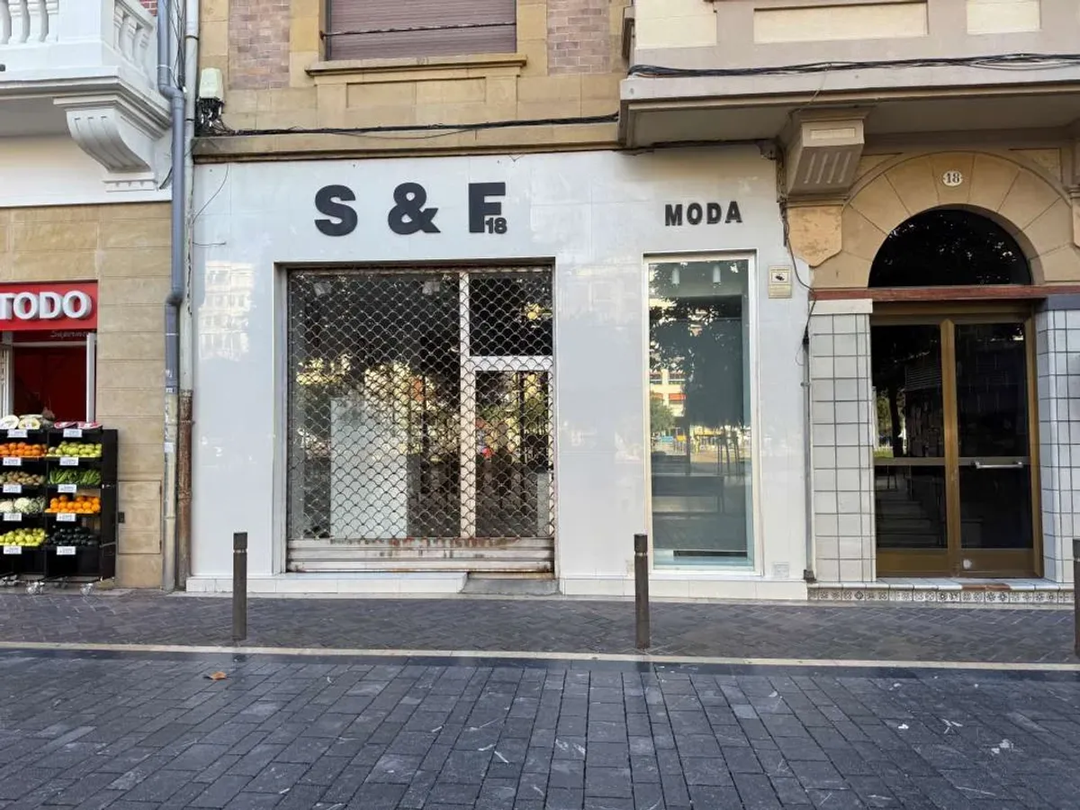 Gros, Plaza Cataluña. Muy comercial.