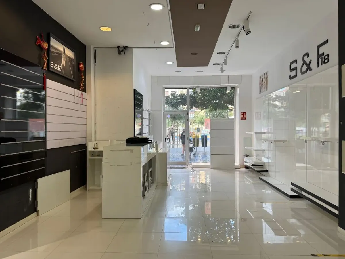 Gros, Plaza Cataluña. Muy comercial.