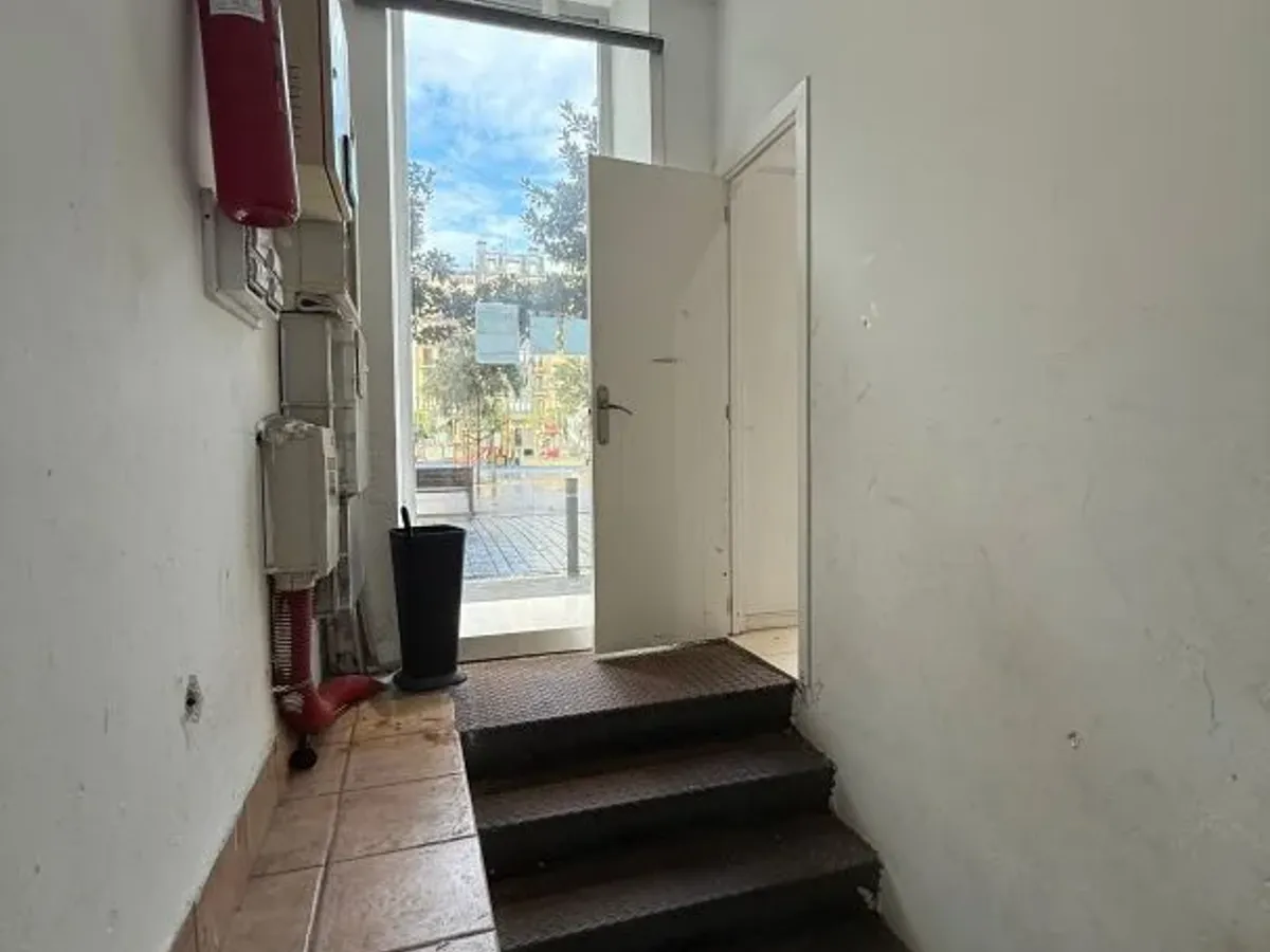 Gros, Plaza Cataluña. Muy comercial.