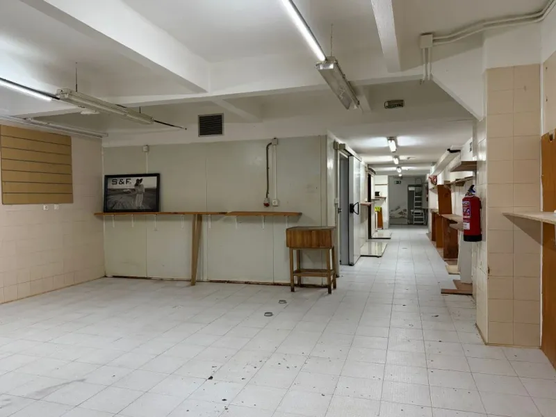 Gros, Plaza Cataluña. Muy comercial.