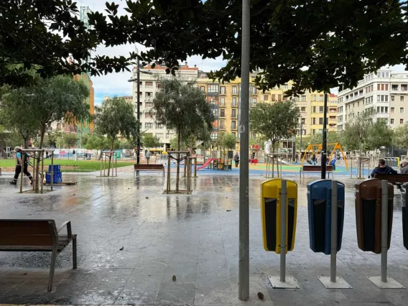 Gros, Plaza Cataluña. Muy comercial.