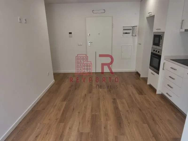 Apartamento T2, Novo, com varanda e garagem dupla