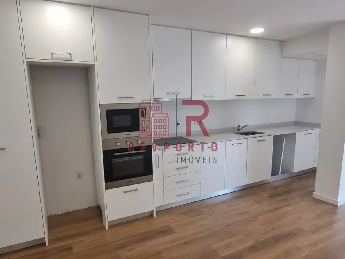 Apartamento T2, Novo, com varanda e garagem dupla