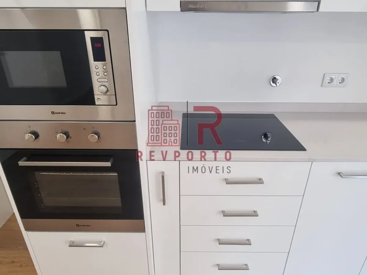 Apartamento T2, Novo, com varanda e garagem dupla