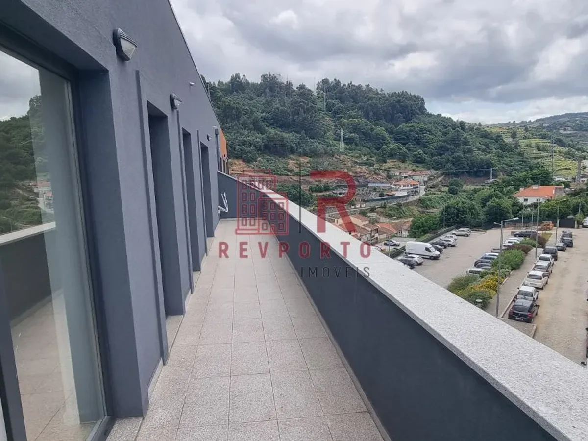 Apartamento T2, Novo, com varanda e garagem dupla