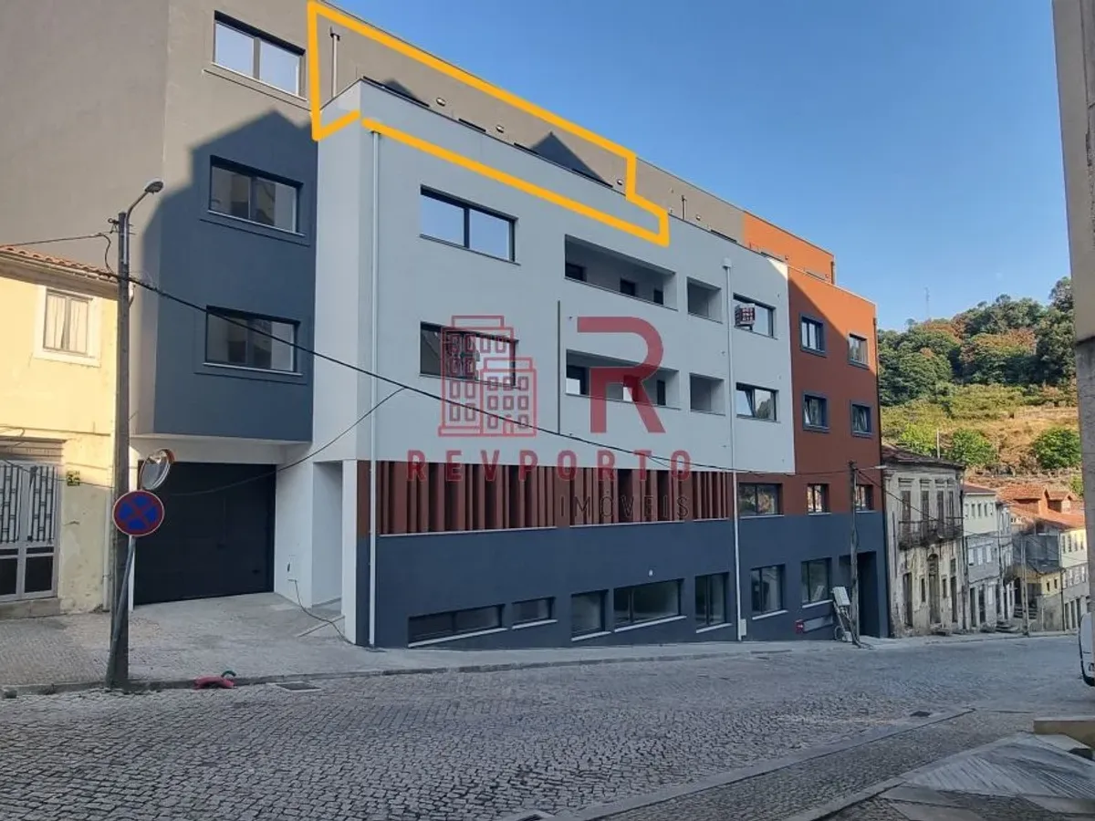 Apartamento T2, Novo, com varanda e garagem dupla