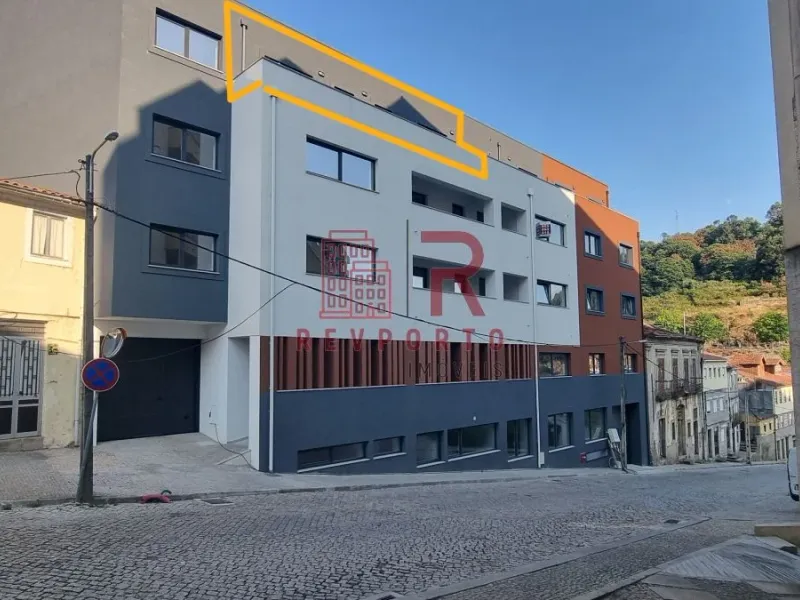 Apartamento T2, Novo, com varanda e garagem dupla