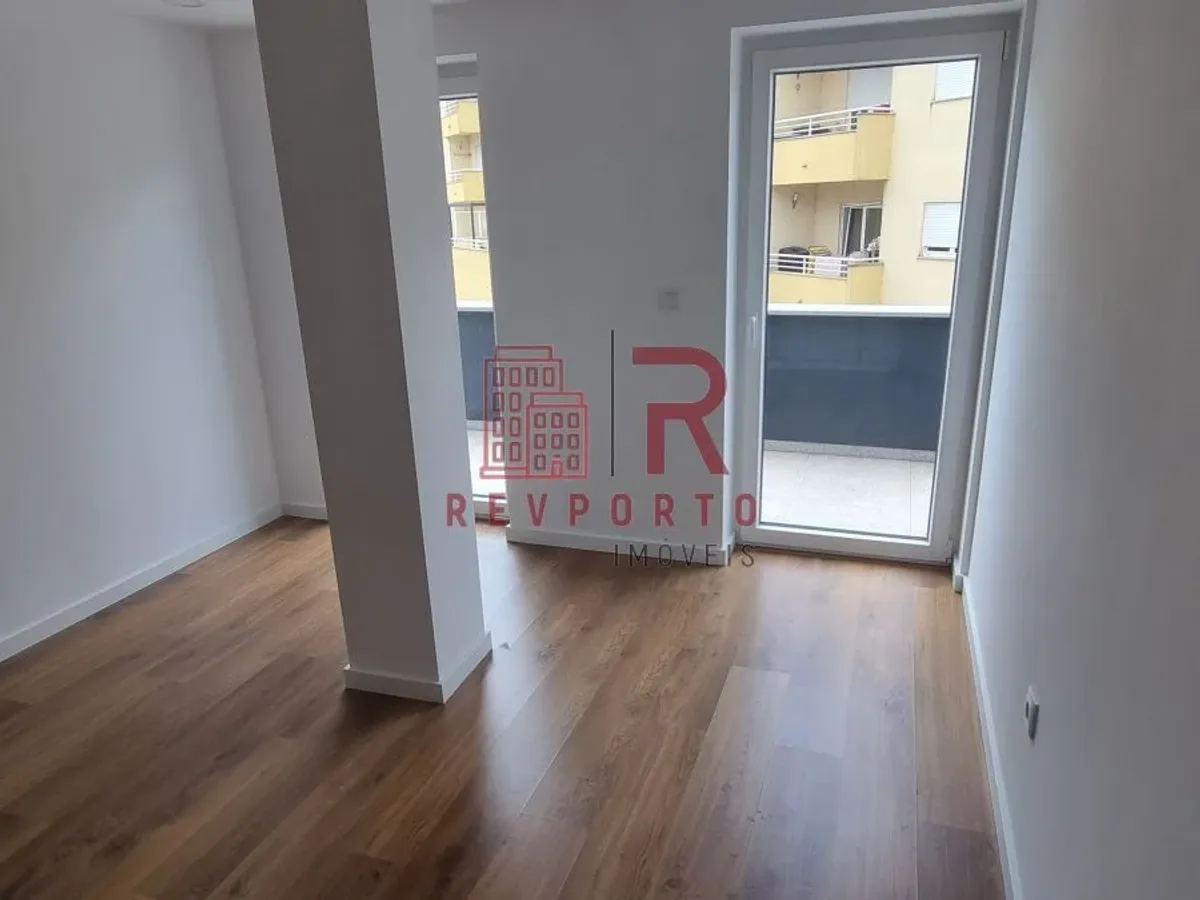 Apartamento T2, Novo, com varanda e garagem dupla