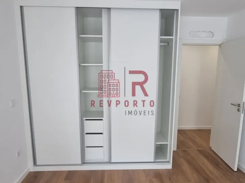 Apartamento T2, Novo, com varanda e garagem dupla