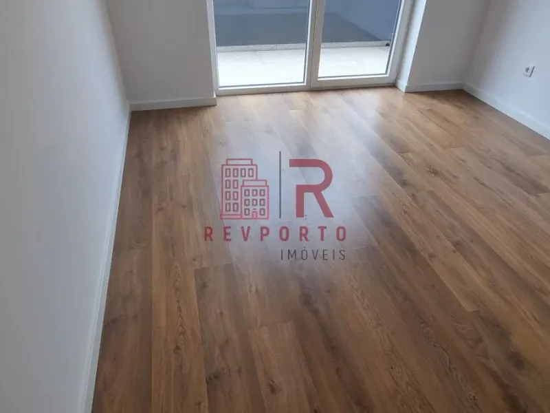 Apartamento T2, Novo, com varanda e garagem dupla