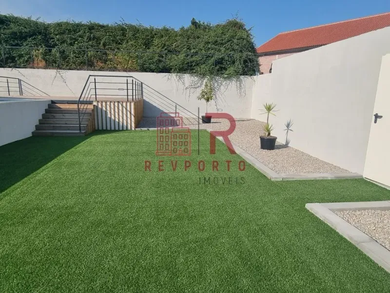 Apartamento T2, Novo, com varanda e garagem dupla