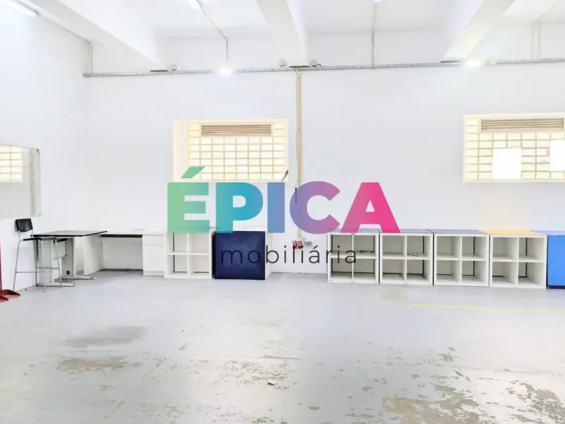 Armazém na rua do Açúcar Marvila