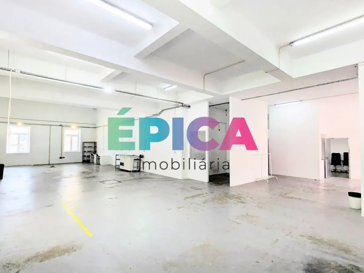 Armazém na rua do Açúcar Marvila