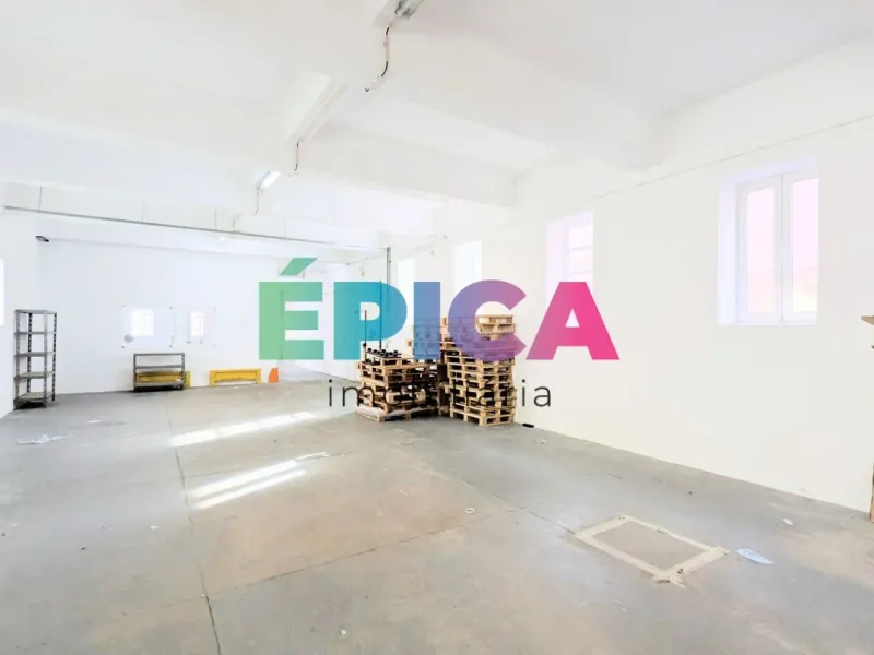 Armazém na rua do Açúcar Marvila