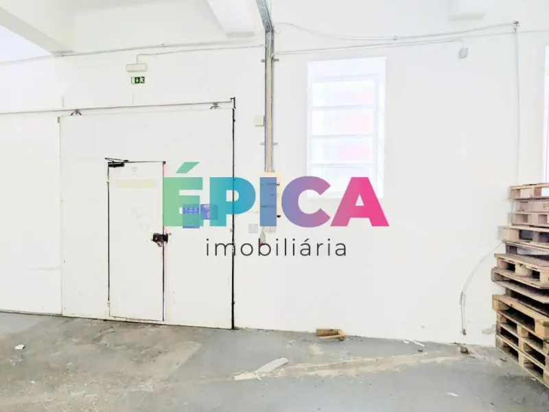 Armazém na rua do Açúcar Marvila