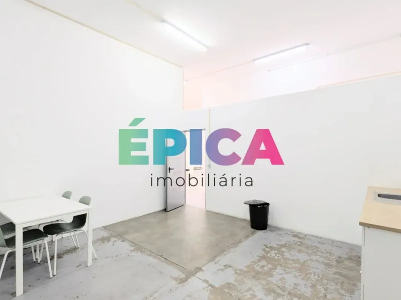 Armazém na rua do Açúcar Marvila