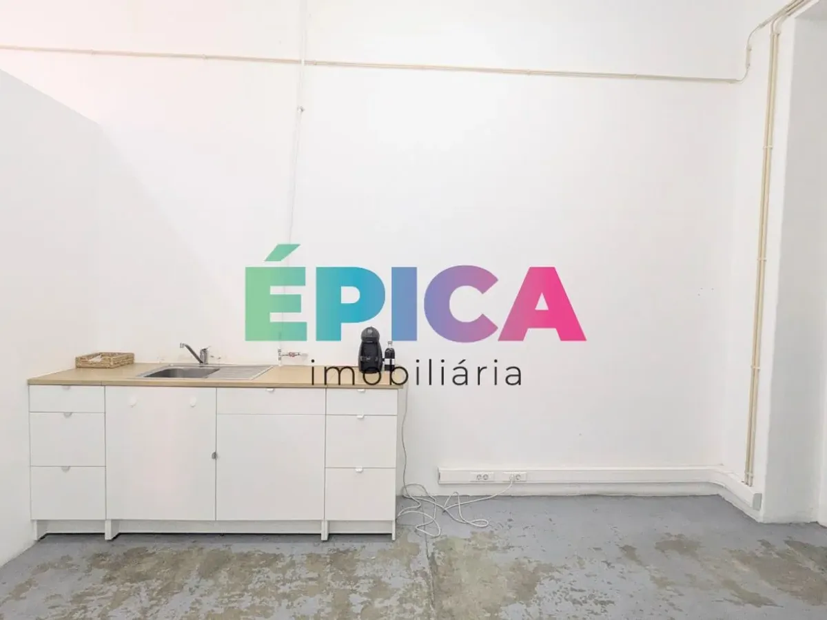 Armazém na rua do Açúcar Marvila