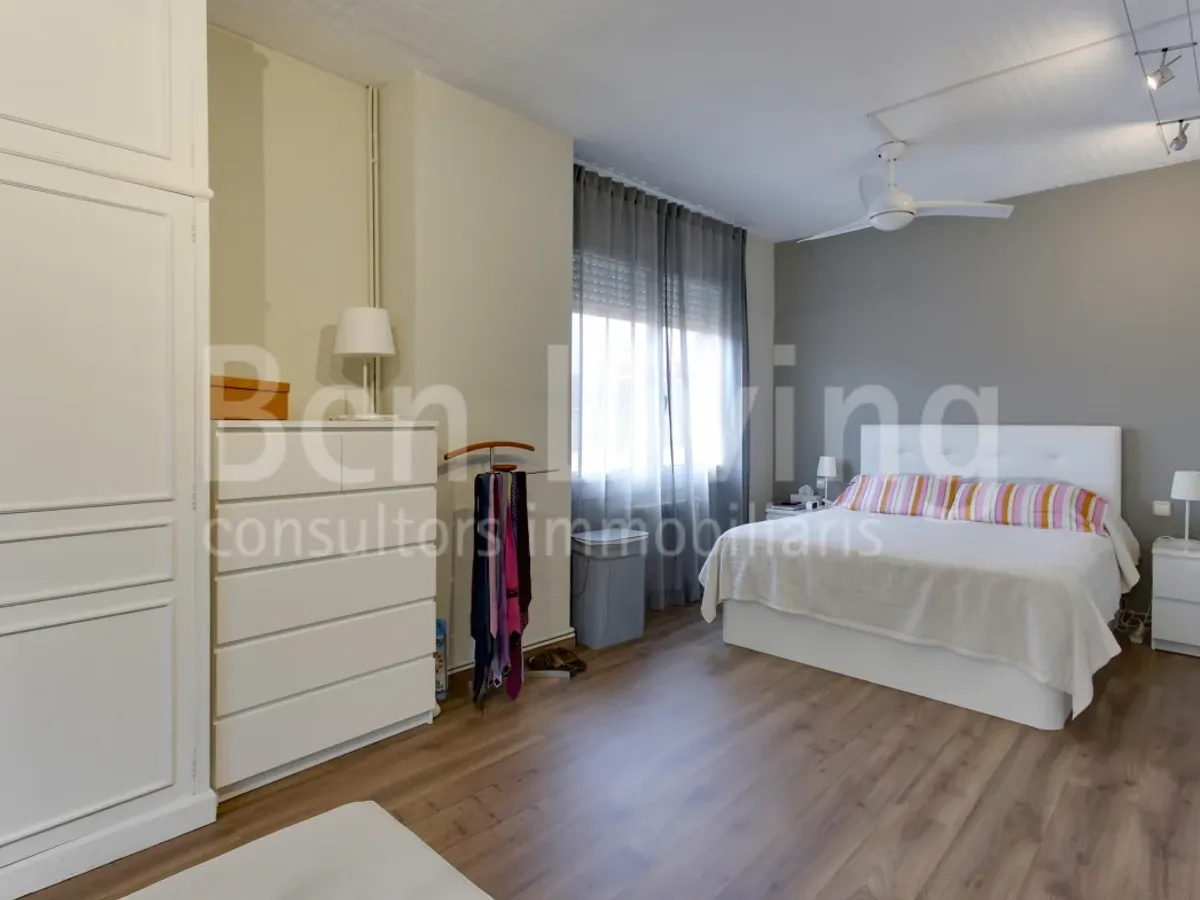 FANTÁSTICO ÁTICO SEMI-AMUEBLADO CON TERRAZA EN TRES TORRES