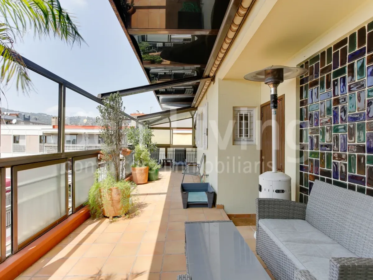 FANTÁSTICO ÁTICO SEMI-AMUEBLADO CON TERRAZA EN TRES TORRES