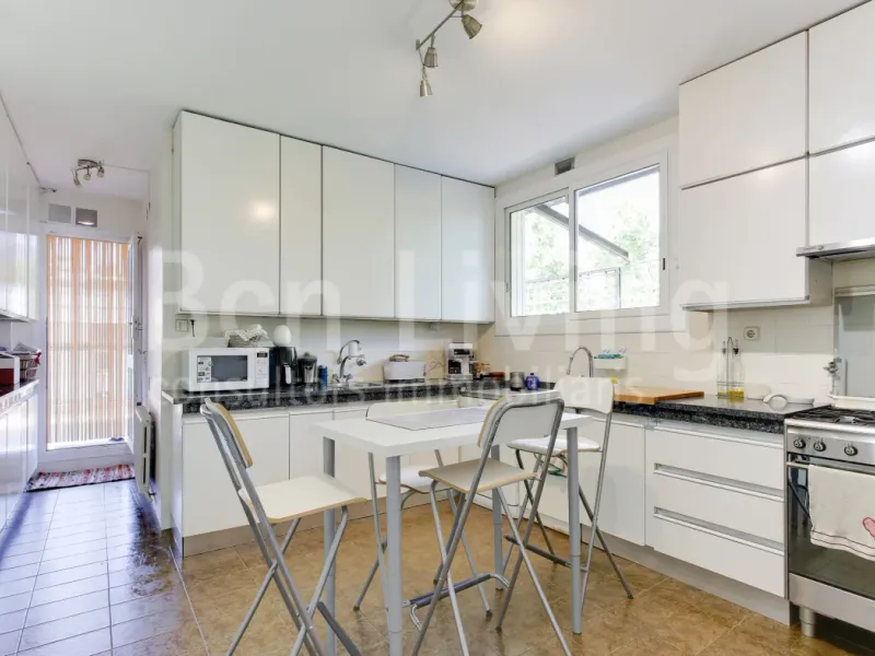 FANTÁSTICO ÁTICO SEMI-AMUEBLADO CON TERRAZA EN TRES TORRES