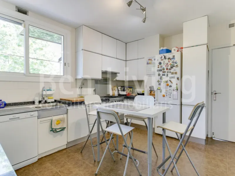 FANTÁSTICO ÁTICO SEMI-AMUEBLADO CON TERRAZA EN TRES TORRES