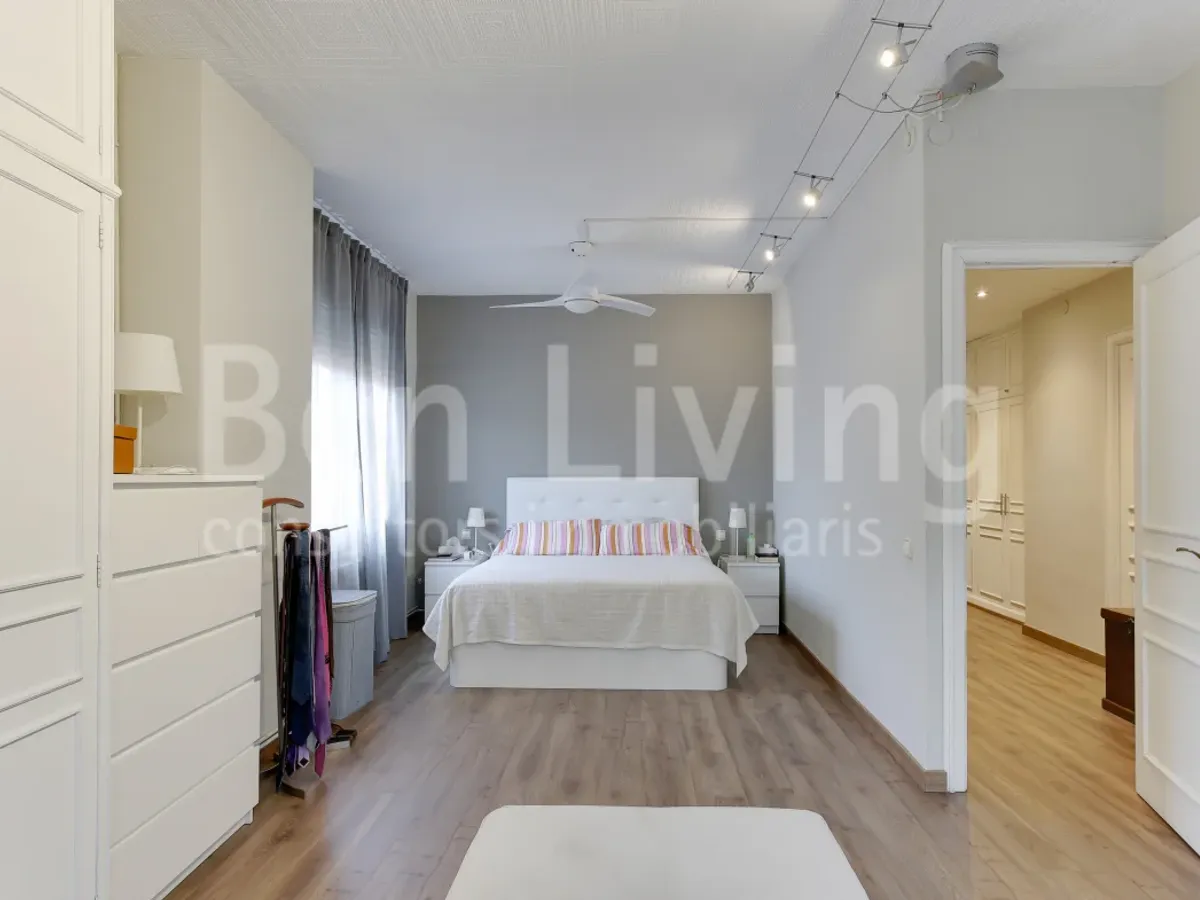 FANTÁSTICO ÁTICO SEMI-AMUEBLADO CON TERRAZA EN TRES TORRES