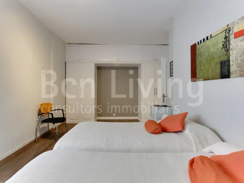 FANTÁSTICO ÁTICO SEMI-AMUEBLADO CON TERRAZA EN TRES TORRES