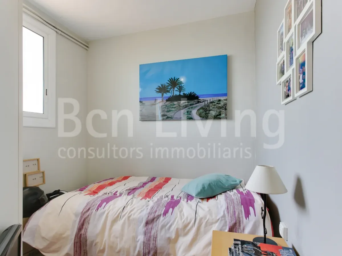 FANTÁSTICO ÁTICO SEMI-AMUEBLADO CON TERRAZA EN TRES TORRES