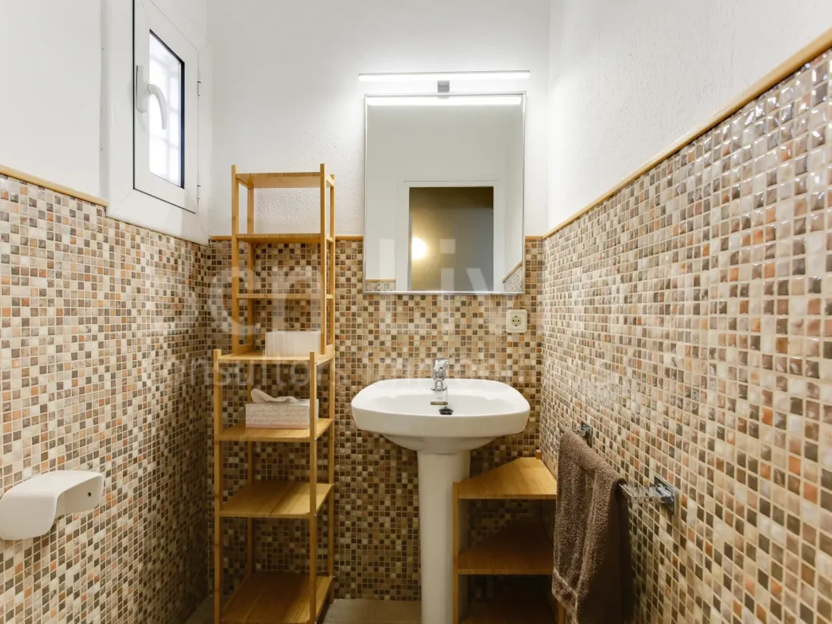 FANTÁSTICO ÁTICO SEMI-AMUEBLADO CON TERRAZA EN TRES TORRES