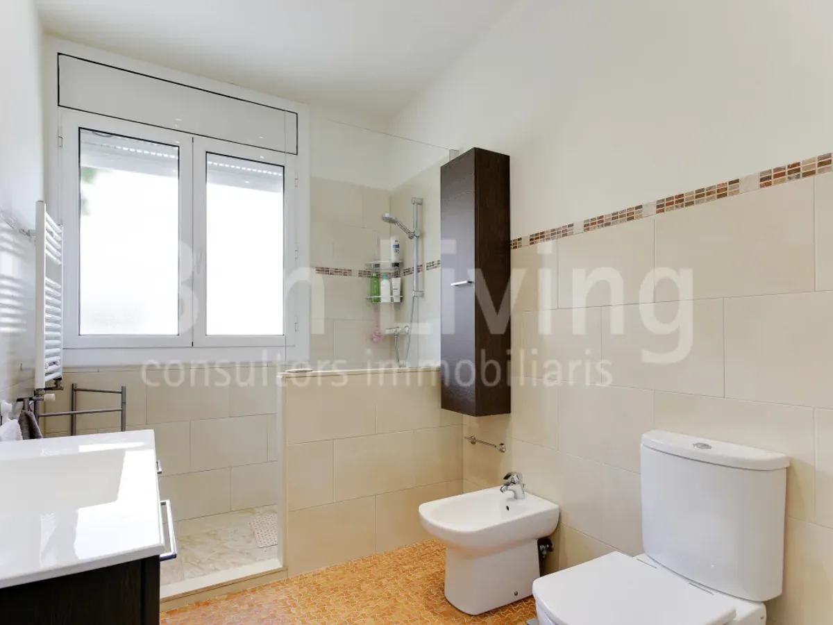 FANTÁSTICO ÁTICO SEMI-AMUEBLADO CON TERRAZA EN TRES TORRES