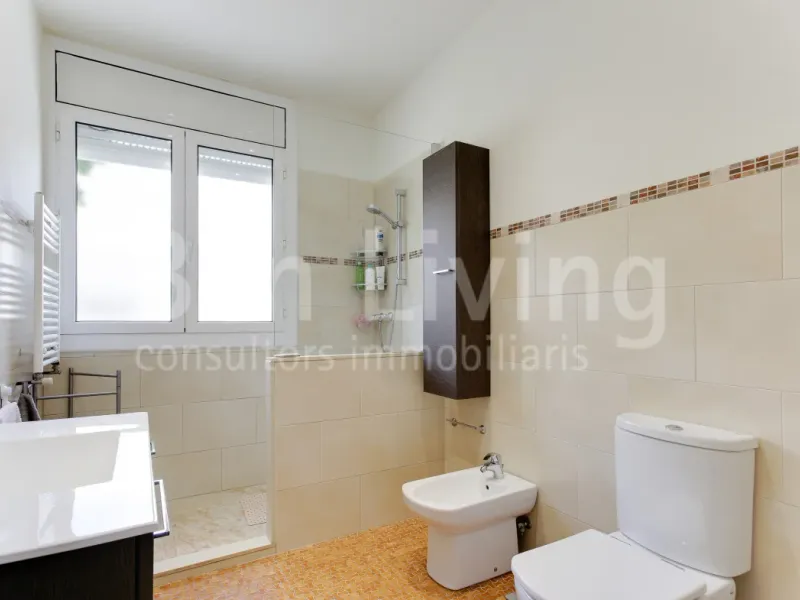 FANTÁSTICO ÁTICO SEMI-AMUEBLADO CON TERRAZA EN TRES TORRES