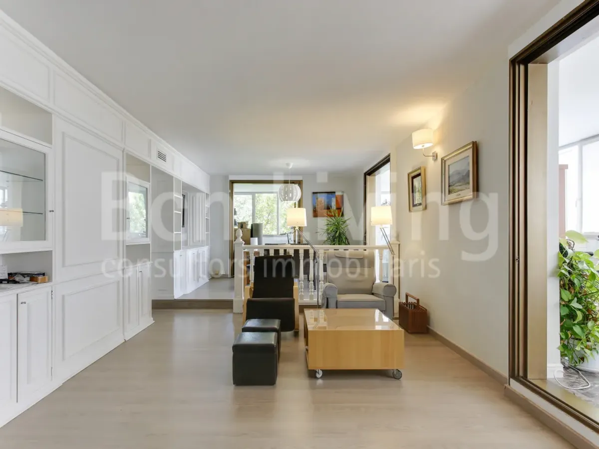 FANTÁSTICO ÁTICO SEMI-AMUEBLADO CON TERRAZA EN TRES TORRES