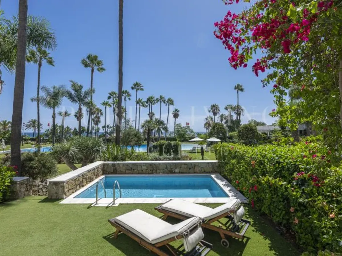 Stunning four bedroom frontline ground floor apartment with private swimmingpool in Los Granados