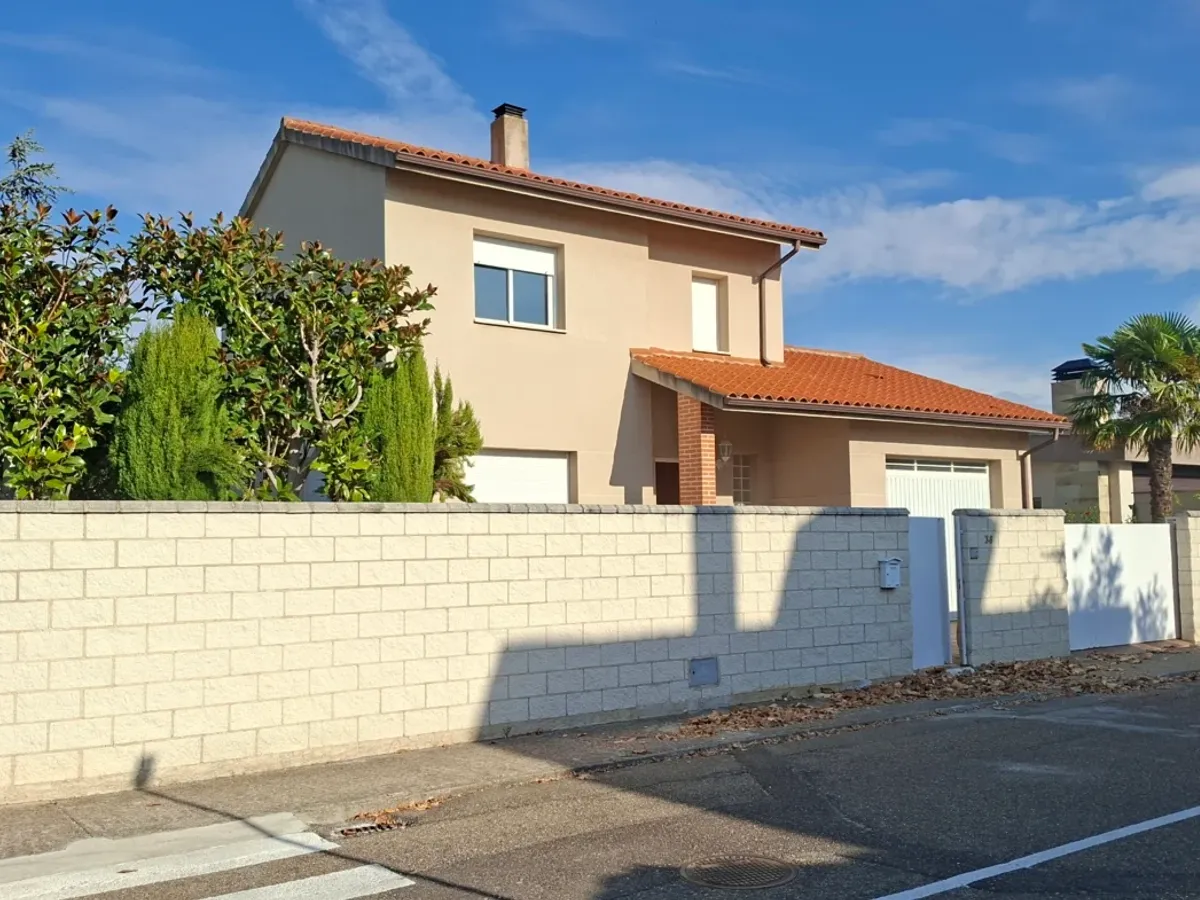 Bonito chalet independiente con piscina y garaje en Morales de Vino