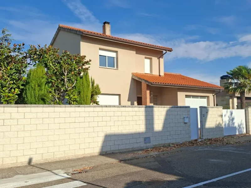 Bonito chalet independiente con piscina y garaje en Morales de Vino