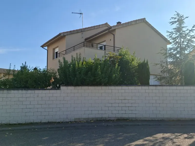 Bonito chalet independiente con piscina y garaje en Morales de Vino