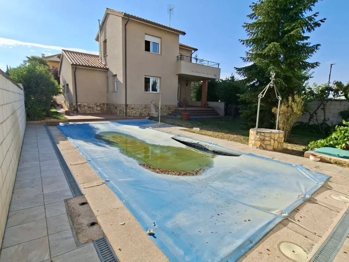 Bonito chalet independiente con piscina y garaje en Morales de Vino