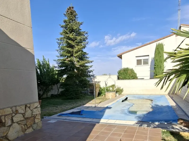 Bonito chalet independiente con piscina y garaje en Morales de Vino