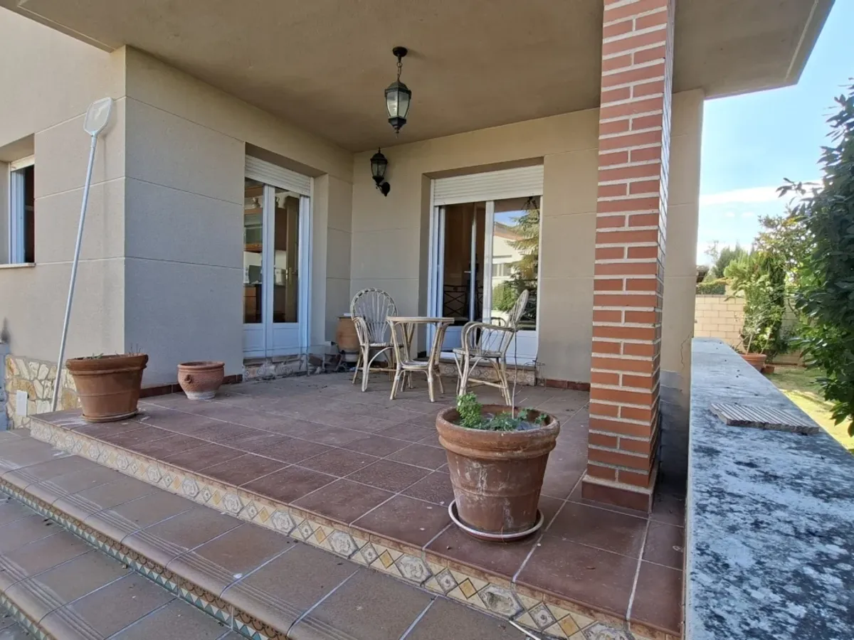 Bonito chalet independiente con piscina y garaje en Morales de Vino