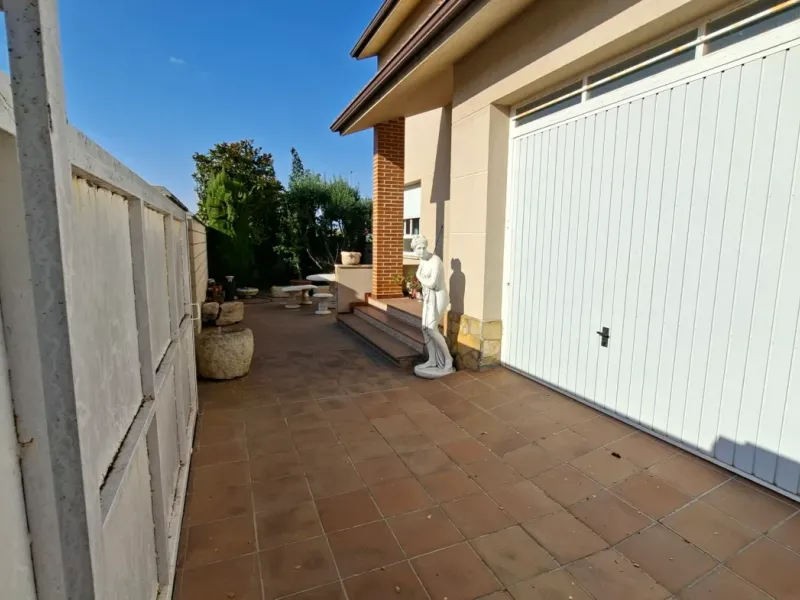 Bonito chalet independiente con piscina y garaje en Morales de Vino