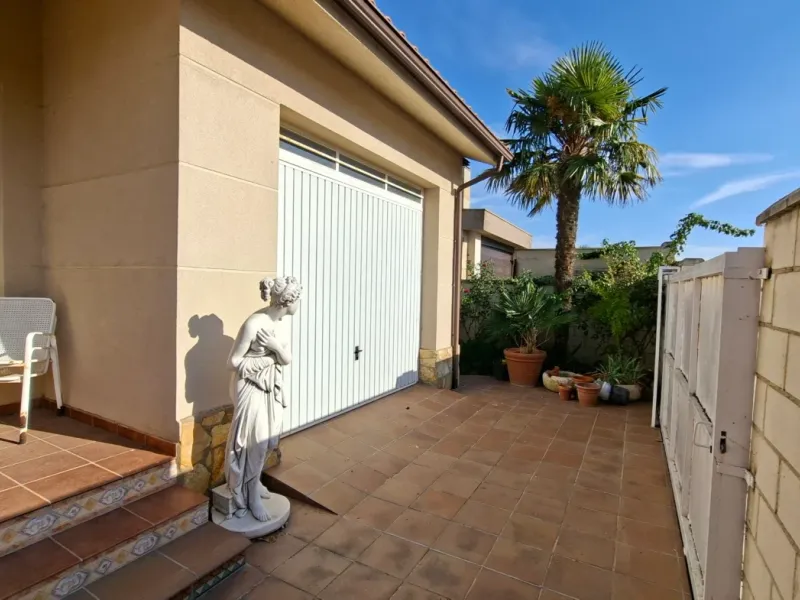 Bonito chalet independiente con piscina y garaje en Morales de Vino