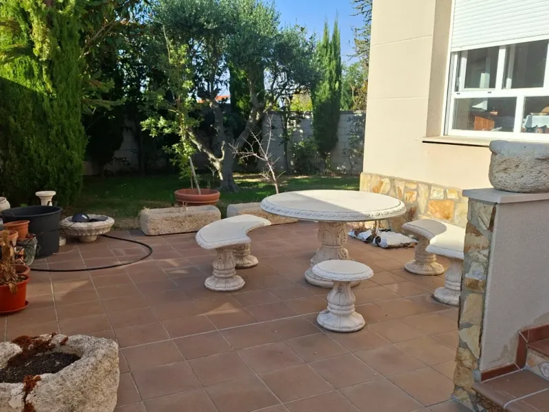 Bonito chalet independiente con piscina y garaje en Morales de Vino