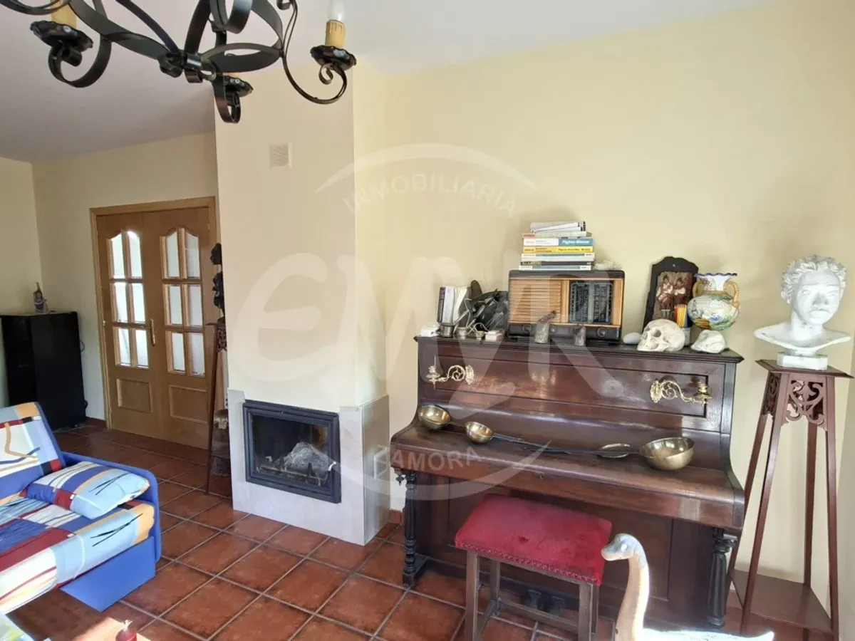 Bonito chalet independiente con piscina y garaje en Morales de Vino