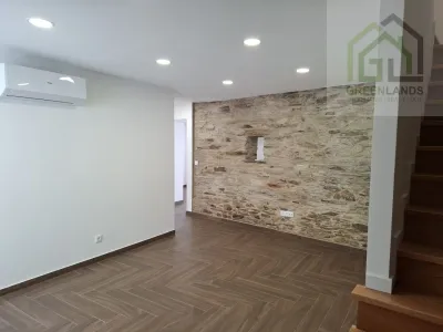 Venda de moradia M4 com espaço exterior em estado NOVO no centro da vila de Côja!