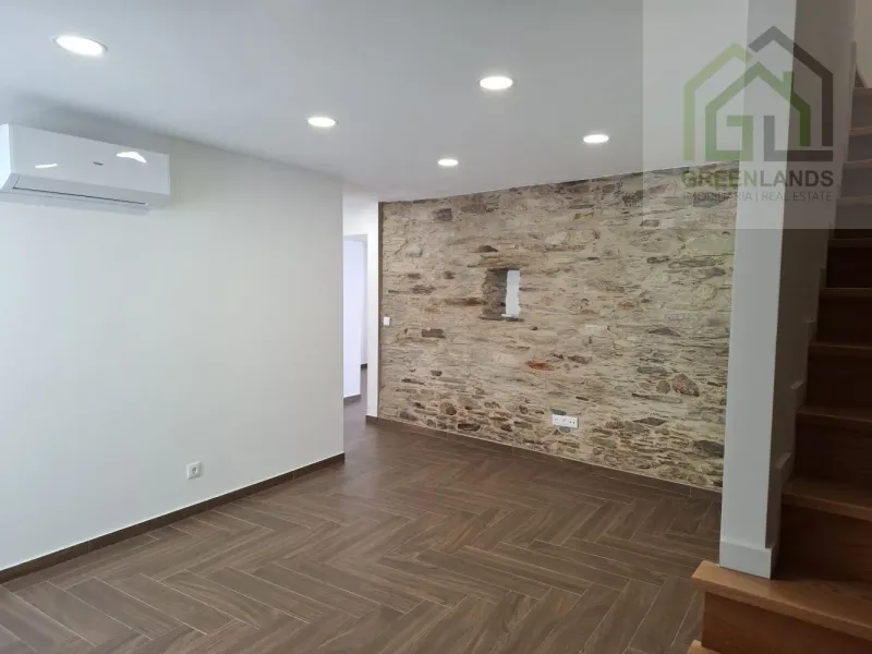 Venda de moradia M4 com espaço exterior em estado NOVO no centro da vila de Côja!