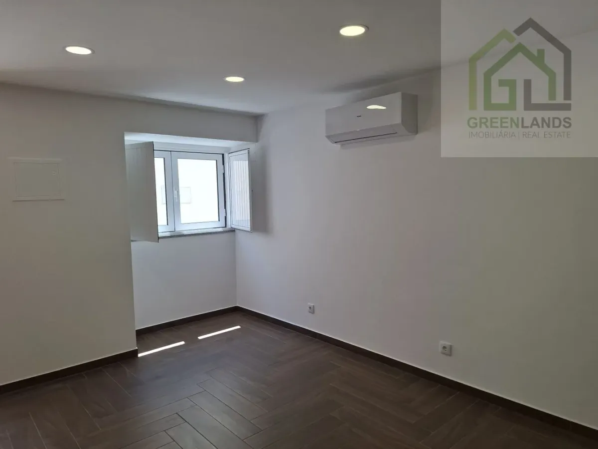 Venda de moradia M4 com espaço exterior em estado NOVO no centro da vila de Côja!