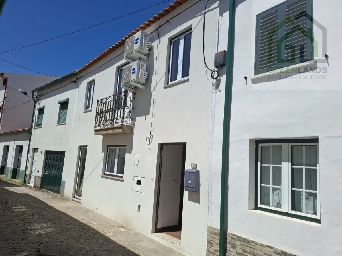 Venda de moradia M4 com espaço exterior em estado NOVO no centro da vila de Côja!