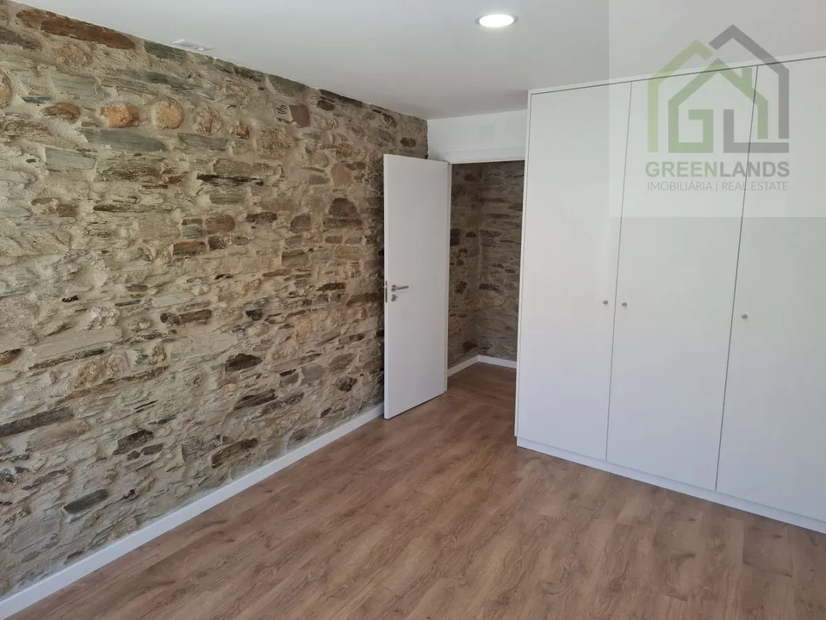 Venda de moradia M4 com espaço exterior em estado NOVO no centro da vila de Côja!