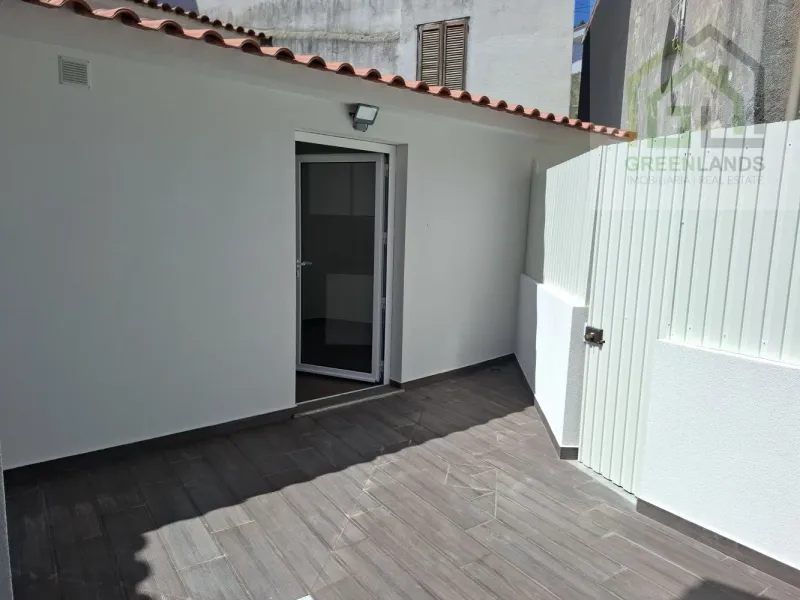 Venda de moradia M4 com espaço exterior em estado NOVO no centro da vila de Côja!